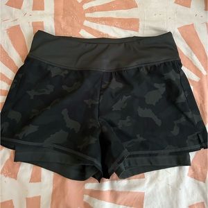 90° Degree camo athletic shorts